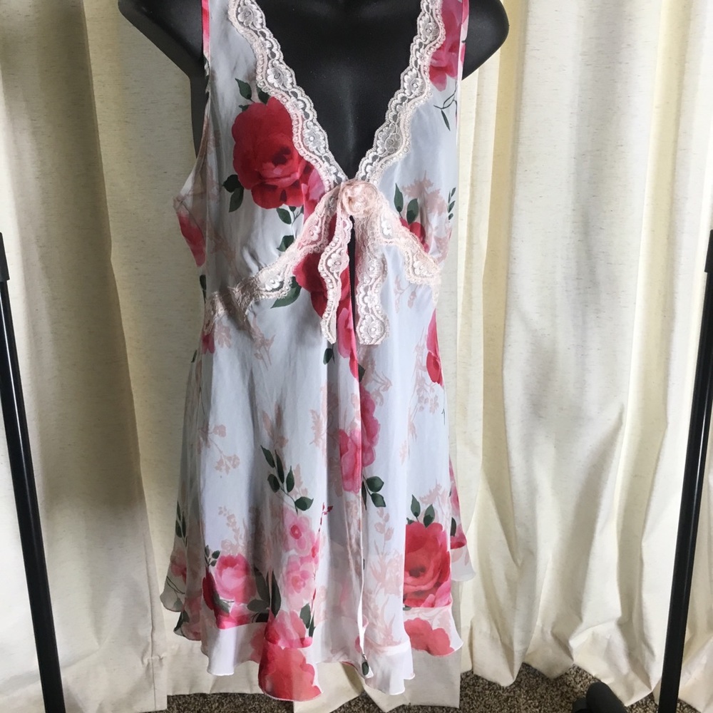 Secret Treasures Powderpuff Babydoll Top. Size M.